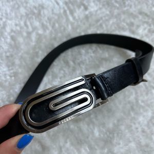 GUESS women’s black leather belt size S logo fashion nice condition silver logo